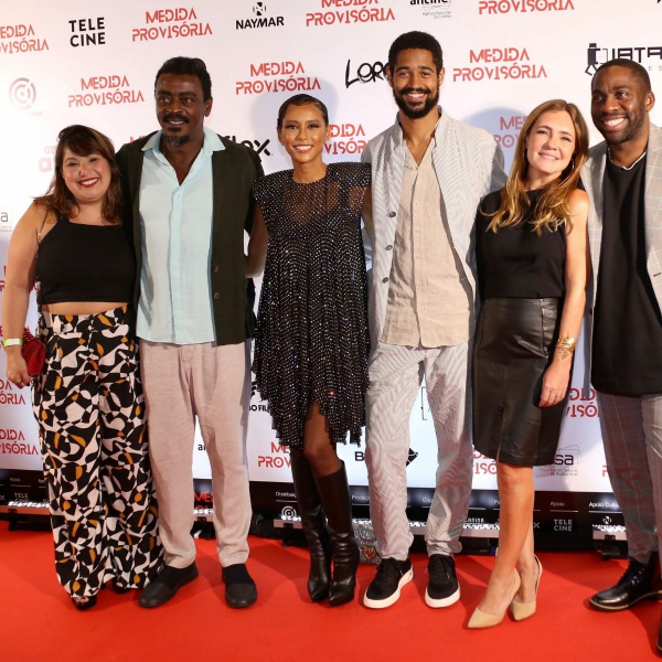 Lázaro Ramos e Taís Araújo recebem famosos na pré-estreia do filme “Medida Provisória”