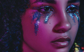 Quanto mais brilho melhor! Aprenda a aplicar e remover cristais e glitter na maquiagem