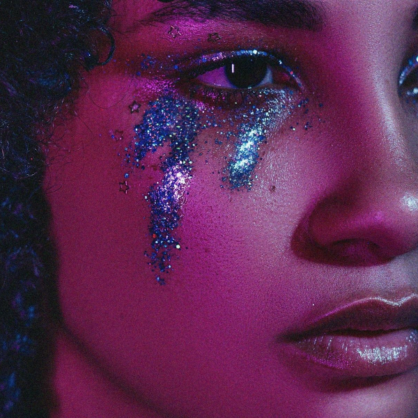 Quanto mais brilho melhor! Aprenda a aplicar e remover cristais e glitter na maquiagem