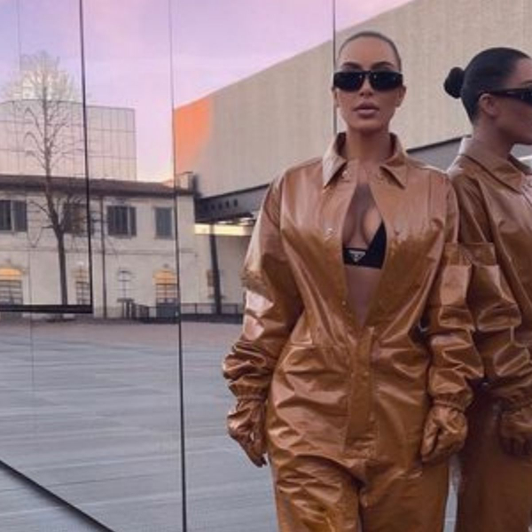 Luvas cirúrgicas viram tendência nas mãos de Kim Kardashian, Demi Moore e Naomi Campbell