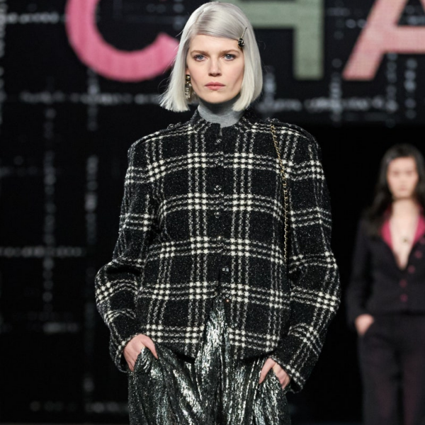 Virginie Viard homenageia o tweed de Coco Chanel em nova coleção apresentada em Paris