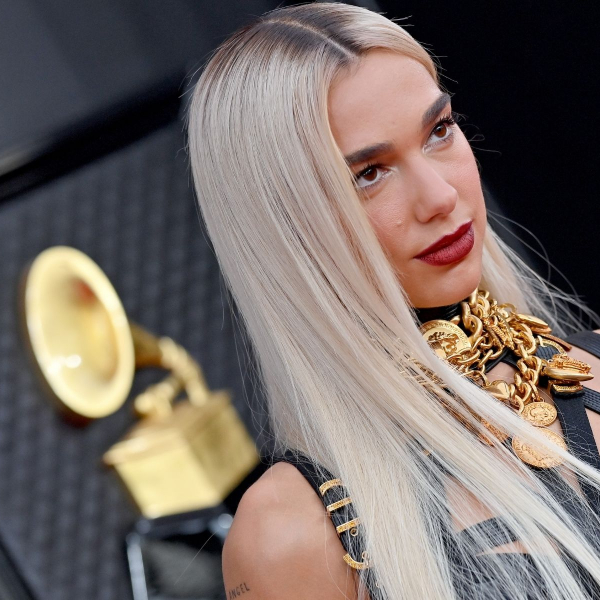 Grammy 2022: red carpet é marcado por produções fashionistas e looks saudosistas
