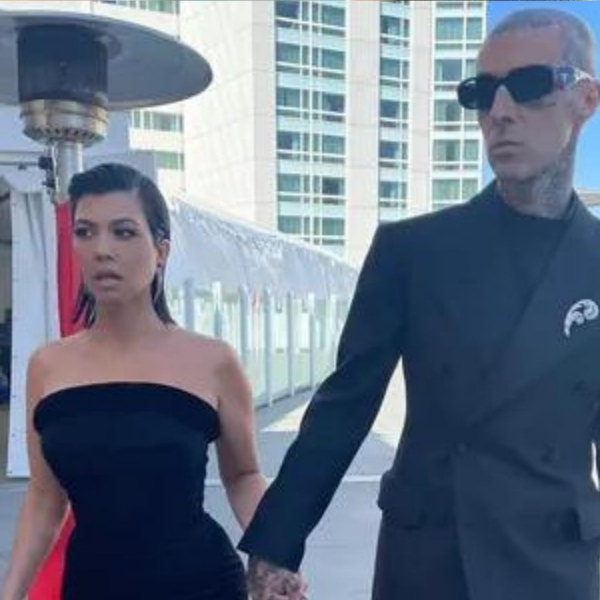 Kourtney Kardashian e Travis Barker se casam em Las Vegas com direito a cover de Elvis Presley