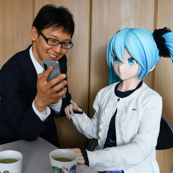 Japonês que casou com holograma vive crise na relação com a mulher fictícia: “Ela não fala mais comigo”