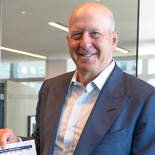Com salário de R$ 200 mi, CEO do maior banco de investimentos do mundo corta benefícios de funcionários