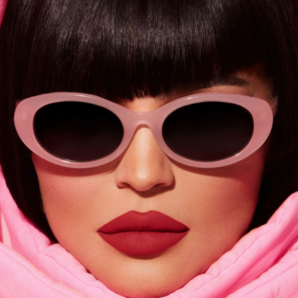 Kylie Jenner surge usando “bolsa de vidro” mais desejada do momento e faz vendas dispararem