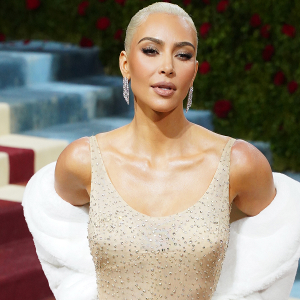 Kim Kardashian diz que está bem solteira e não quer saber de namorar famoso: ‘Talvez um médico ou um cientista’