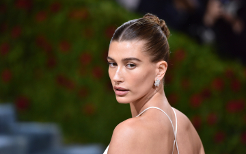 Muito brilho, cabelo de sereia e coques: as tendências de beleza do Met Gala 2022 para ficar de olho