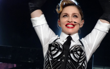Madonna, que subiu ao altar duas vezes, se arrepende de ambos os casamentos