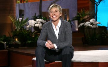Ellen DeGeneres se emociona em despedida de talk show, após denúncias nos bastidores: ‘Melhor experiência da vida’