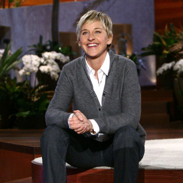 Ellen DeGeneres se emociona em despedida de talk show, após denúncias nos bastidores: ‘Melhor experiência da vida’