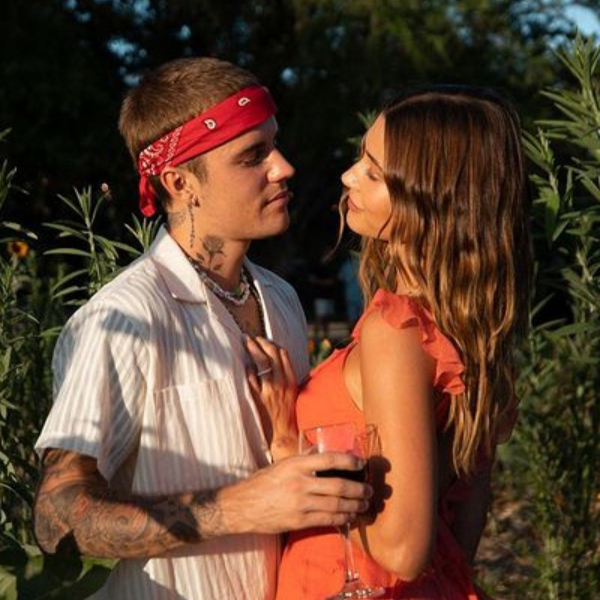 Hailey Bieber se irrita em podcast e diz que jamais namorou Justin enquanto ele estava com Selena