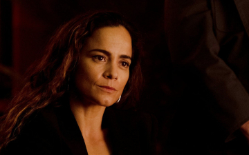 Alice Braga comemora sucesso nos EUA com ‘Rainha do Sul’: ‘Uma mulher latina nesse lugar representa muito’
