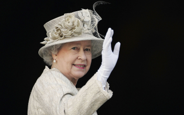 Morta há um ano, Elizabeth 2ª continua influenciando