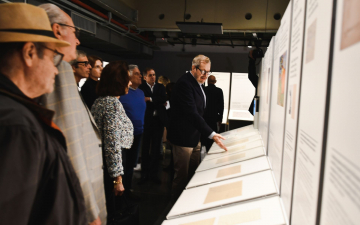 Mostra com manuscritos de Einstein e Van Gogh tem abertura concorrida em São Paulo