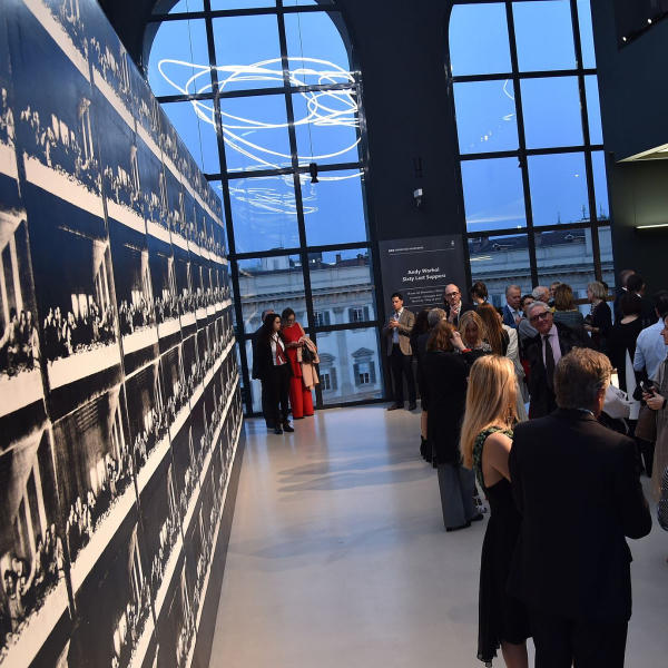 Mostra com cliques inéditos de Andy Warhol ao lado de seus amigos celebs é a atração do momento em Paris