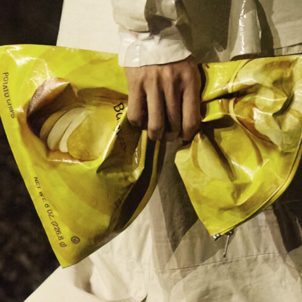 Depois das polêmicas bolsas de saco de lixo, Balenciaga lança acessório inspirado em saco de salgadinho