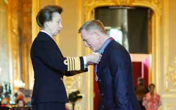 Daniel Craig recebe a mesma condecoração que James Bond pelas mãos da princesa Anne