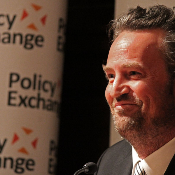 Matthew Perry relembra queda por Jennifer Aniston em ‘Friends’: ‘Havia uma indiferença muito grande dela’