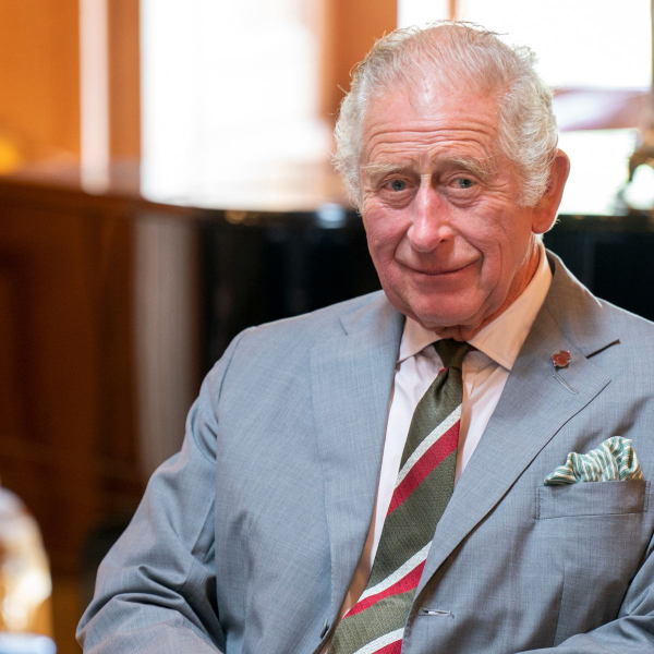 Em meio ao barulho causado pela série ‘Harry & Meghan’, rei Charles III tem encontro amigável com Ryan Reynolds