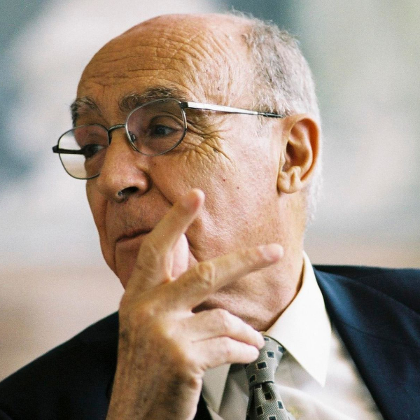 Filha de José Saramago, que faria 100 anos, homenageia o escritor com plantio de oliveira em São Paulo