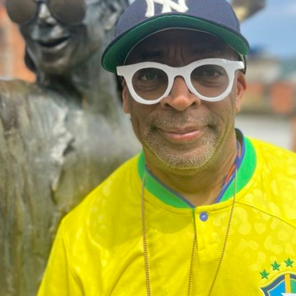 Spike Lee celebra Gal Costa em evento no Rio e diz ter acompanhado eleições do Brasil ‘ajoelhado e rezando’