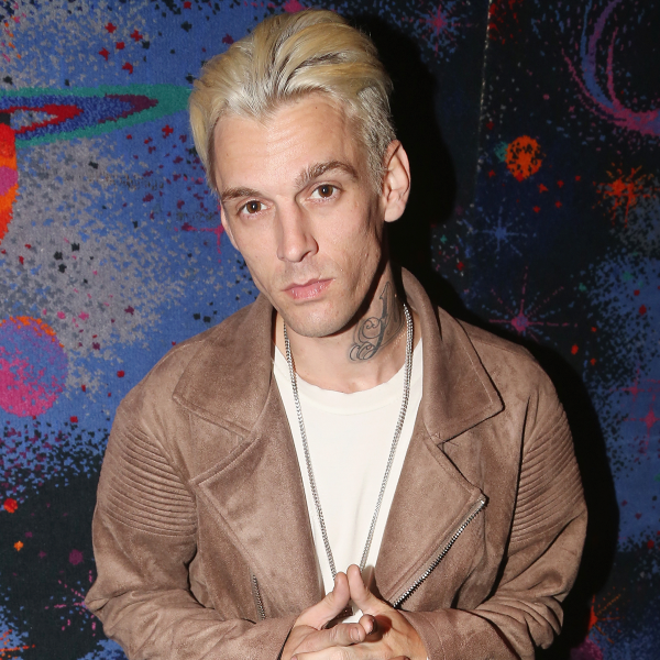 Em biografia póstuma, Aaron Carter revela que Michael Jackson o acordou de cueca depois de festa em Neverland