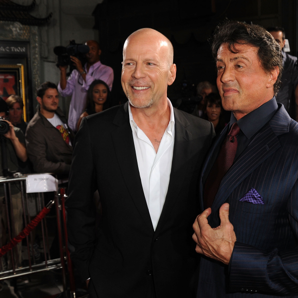 Sylvester Stallone comenta sobre estado de saúde de Bruce Willis, diagnosticado com afasia: ‘Tempos muito difíceis’