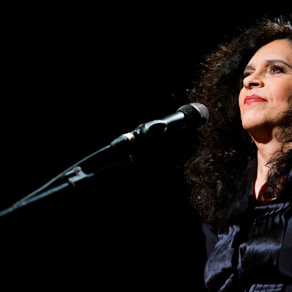 Familiares, amigos e fãs se despedem de Gal Costa em velório aberto ao público na Assembleia Legislativa