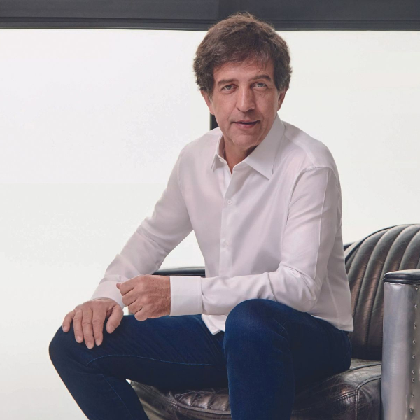 Maior nome da alfaiataria nacional, Ricardo Almeida fala sobre diferencial de sua marca: ‘Odeio mesmice’