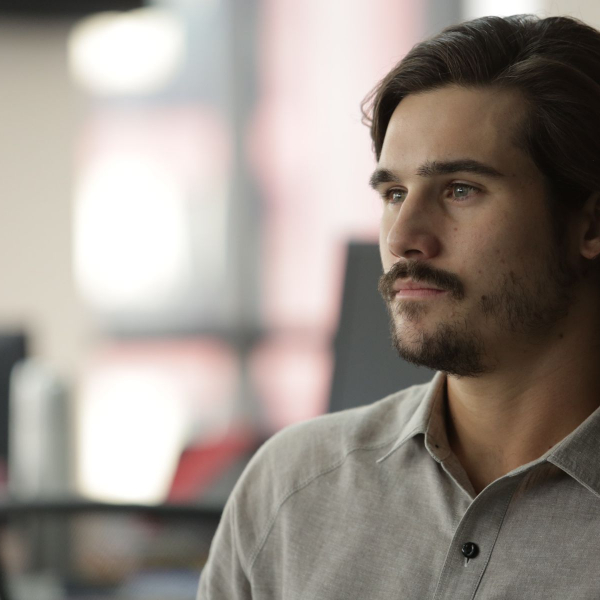 Nicolas Prattes fala de preparação para viver papéis difíceis na novela e no cinema: ‘Estar presente de corpo e alma’
