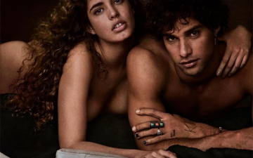 Pablo Morais e Clara Avelino posam para ensaio sensual ‘Black Towel’ de Mario Testino