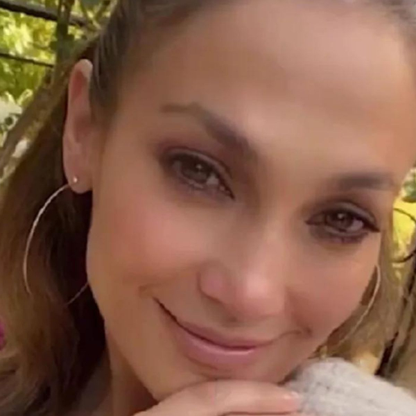 JLo compartilha imagens nunca antes vistas de seus vestidos de noiva e anel de noivado