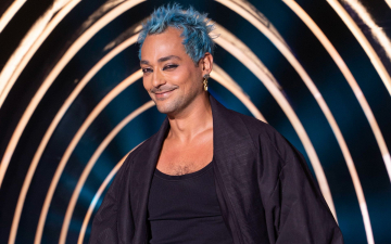 Com cabelo colorido e makes ousadas, estilo de Eduardo Sterblitch é destaque no ‘The Masked Singer Brasil’