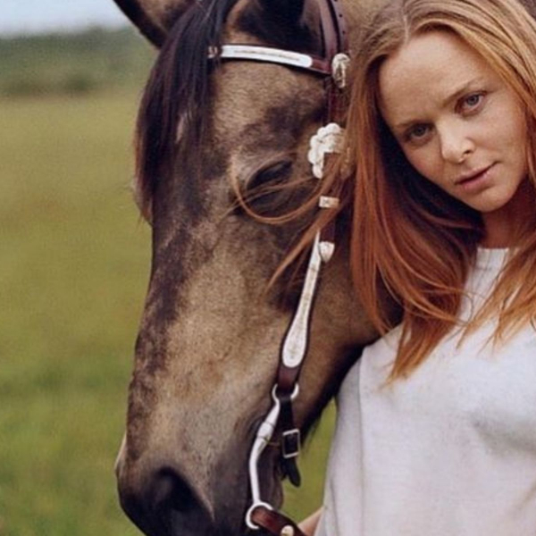 Para incentivar a moda sem couro, Stella McCartney coloca modelos e cavalos para desfilar na Paris Fashion Week