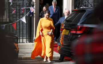 Das passarelas europeias ao vestido de Janja na coroação, o laranja é a cor mais ‘commodity’ do momento