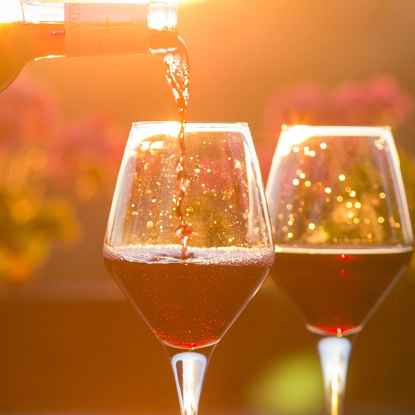 Inflação alta e colheita farta de uvas causa efeito atípico na Europa: está sobrando vinho por lá