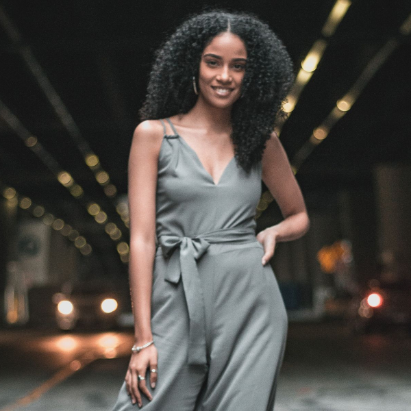 5 tendências de moda pós-pandêmicas que redefiniram o guarda-roupa corporativo feminino