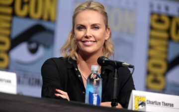 Charlize Theron também foi 'vítima' de tendência de beleza dos anos 90