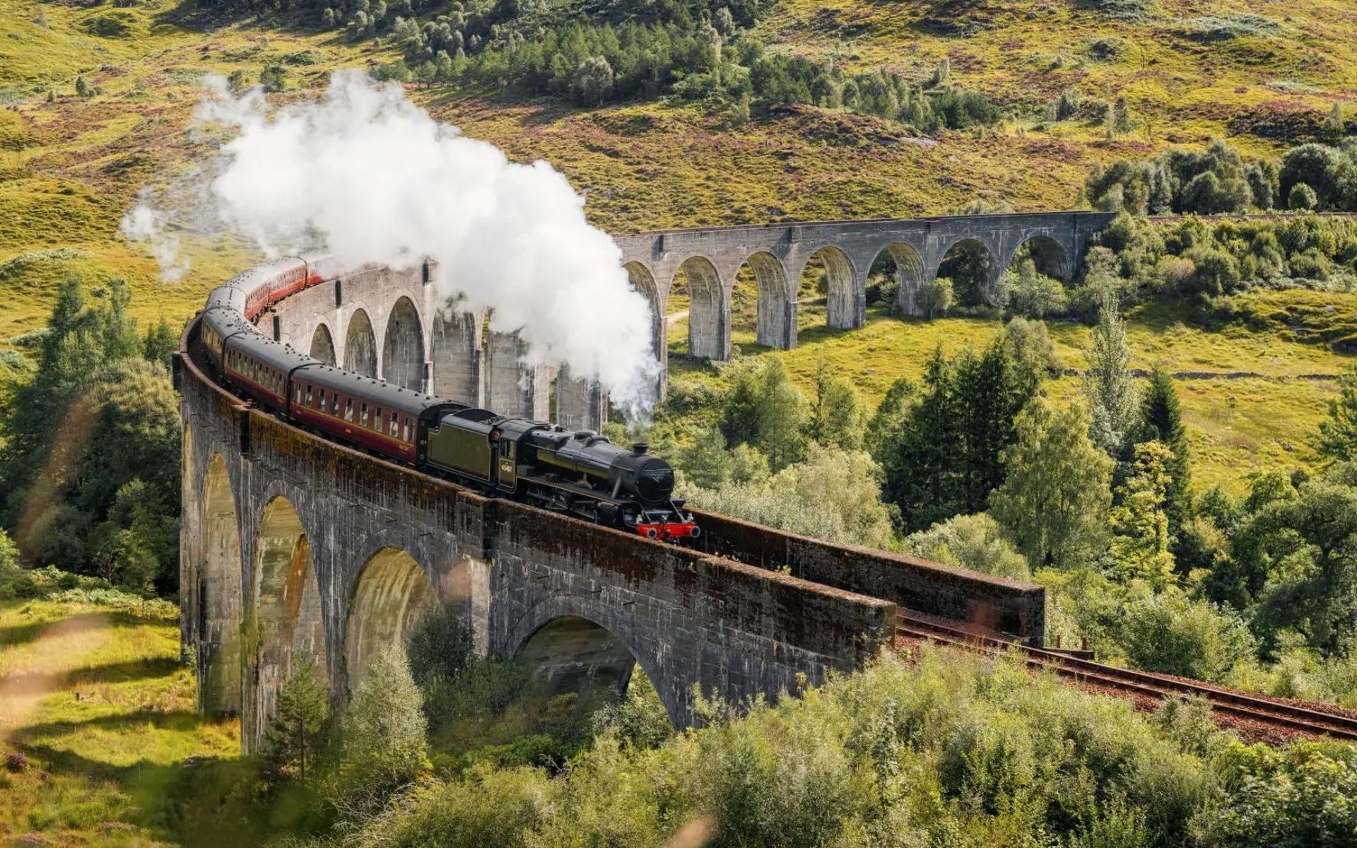 Trem a vapor de "Harry Potter" volta a trafegar pelo Reino Unido