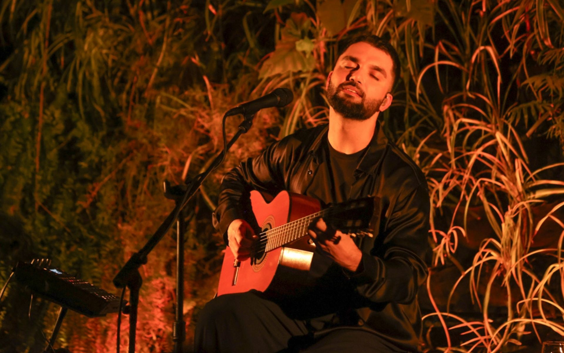 Emiliano Rio comemora 7 anos com show do cantor Silva; vem ver!