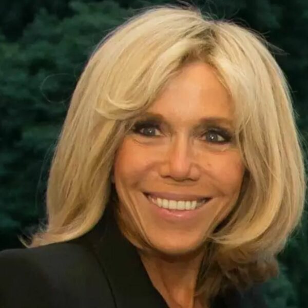 Brigitte Macron causa intrigas no universo do luxo francês
