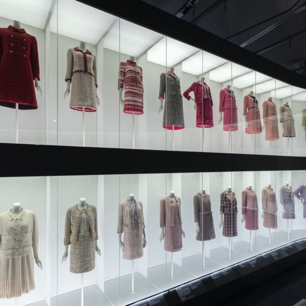 Gabrielle Chanel e Angèle: tecendo o futuro da moda