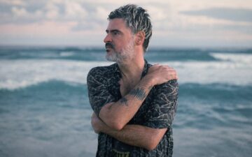 Cantor Mihay fala sobre lançamentos, shows e parceria com João Donato