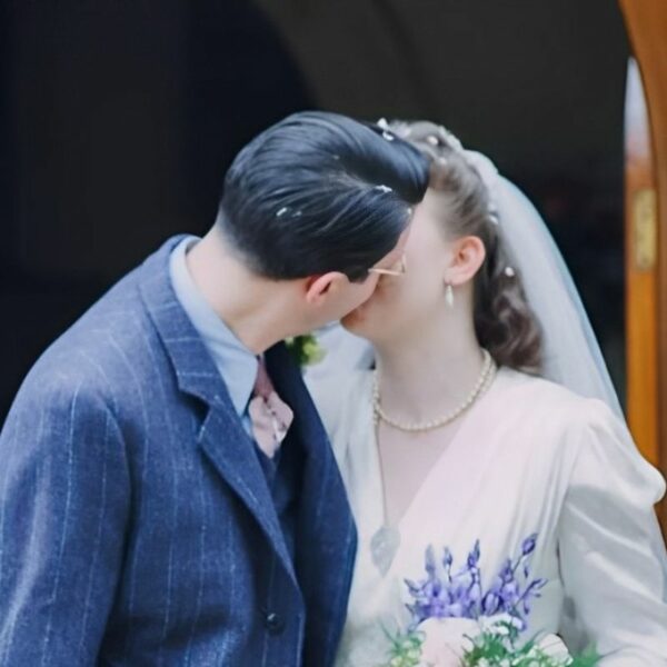 Inspirados pelos avós, casal vive como se estivesse em 1940; veja imagens
