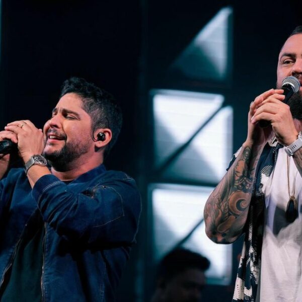 Fã atira celular no palco e recebe bronca de Jorge, dupla de Mateus: “Faz isso não, tá?”