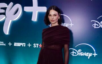 Isis Valverde brilha em look monocromático para evento no Copacabana Palace