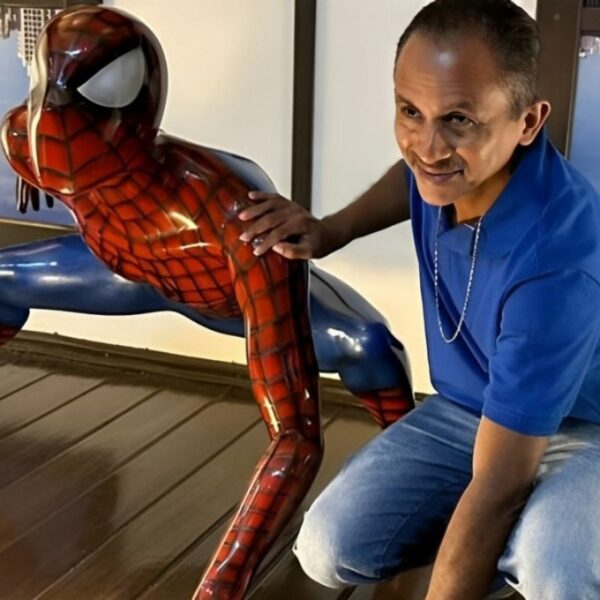 Manoel Gomes, do 'Caneta Azul', conta que será pai em novo vídeo