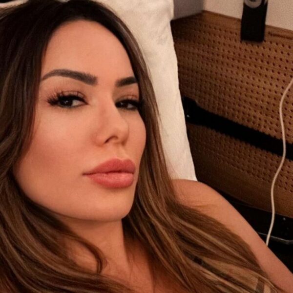 Influenciadora faz tratamento facial com próprio sangue e explica motivo