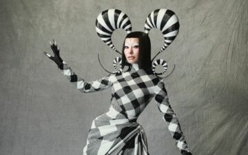 Sabrina Sato para baile com look da Balmain Black and White que pesa mais de 15 kg